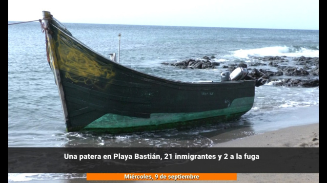 De los 21 migrantes que llegaron en la patera de Playa Bastián, dos intentaron huir De los 21 migrantes que llegaron en la patera de Playa Bastián, dos intentaron huir