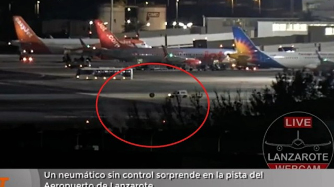 Un neumático sin control sorprende en la pista del Aeropuerto de Lanzarote Un neumático sin control sorprende en la pista del Aeropuerto de Lanzarote