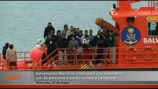 Salvamento intercepta una neumática con 24 personas a bordo rumbo a Lanzarote Salvamento intercepta una neumática con 24 personas a bordo rumbo a Lanzarote