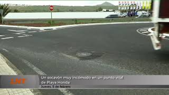 Un socavón muy incómodo en un punto vital de Playa Honda