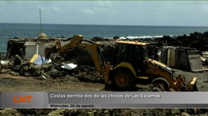 Costas derriba dos de las chozas de Las Escamas