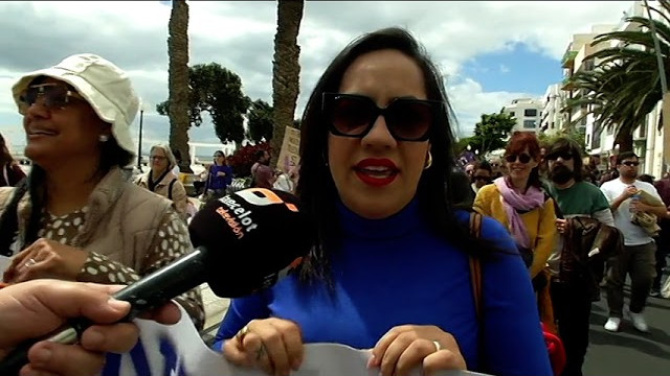 Lanzarote se tiñe de violeta y manda un mensaje de Unidad