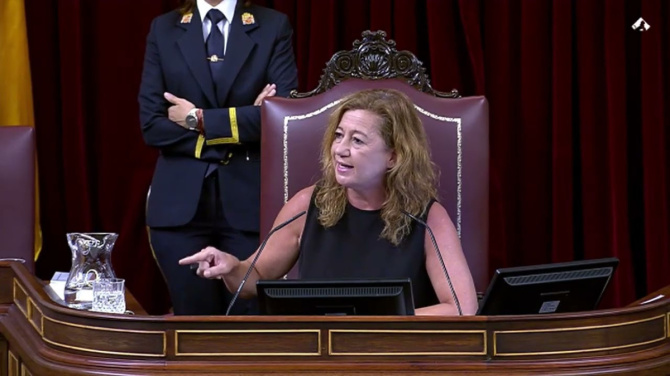 Echan a una diputada del PP por llevar un spray vacío al Congreso