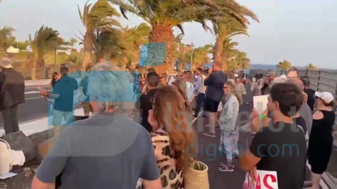Ya se "oyen" las primeras protestas contra Sánchez en Lanzarote Ya se "oyen" las primeras protestas contra Sánchez en Lanzarote