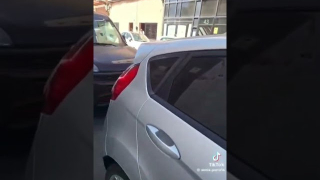 Destroza a pedradas trece coches aparcados en Arrecife