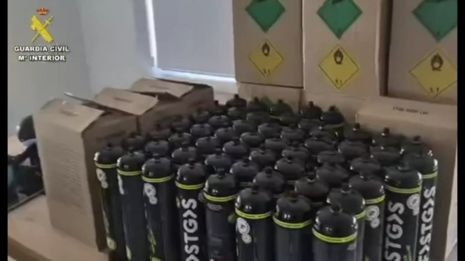 Cae la banda criminal que controlaba la distribución ilegal del 'gas de la risa' en Canarias Cae la banda criminal que controlaba la distribución ilegal del 'gas de la risa' en Canarias