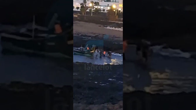 Una patera con una veintena de personas llega a Playa Bastián