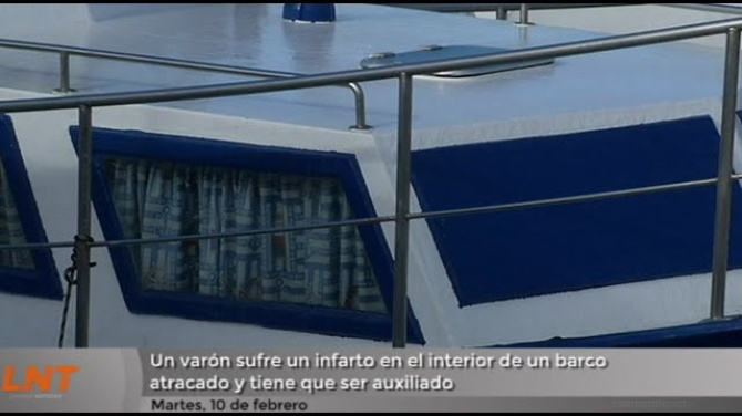 Auxilian a un varón que sufre un infarto en un barco atracado