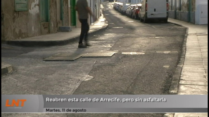 Reabren una calle de Arrecife, pero sin asfaltarla Reabren una calle de Arrecife, pero sin asfaltarla