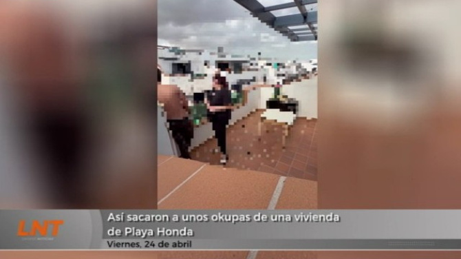 Así sacaron a unos okupas de una vivienda de Playa Honda