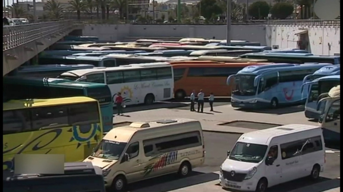 La tasa de Aena a las guaguas provoca colas en los aeropuertos canarios La tasa de Aena a las guaguas provoca colas en los aeropuertos canarios