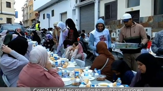 Comida y festejo musulmán multitudinario en pleno corazón de Arrecife