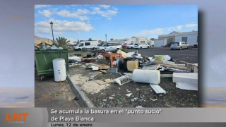 Se acumula la basura en el "punto sucio" de Playa Blanca