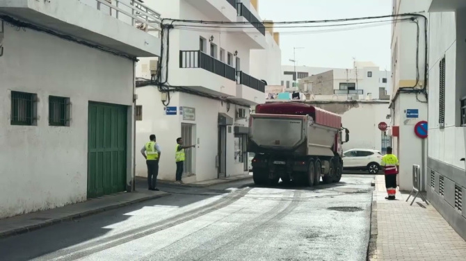 Arrecife trabaja en las vías aledañas al colegio Adolfo Topham Arrecife trabaja en las vías aledañas al colegio Adolfo Topham