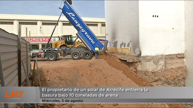 El propietario de un solar de Arrecife entierra la basura bajo 10 toneladas de arena