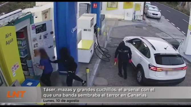 Táser, mazas y grandes cuchillos: el arsenal con el que una banda sembraba el terror en Canarias Táser, mazas y grandes cuchillos: el arsenal con el que una banda sembraba el terror en Canarias