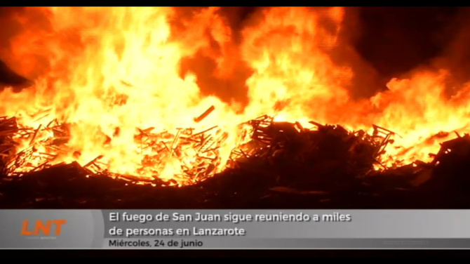 El fuego de San Juan sigue reuniendo a miles de personas en Lanzarote El fuego de San Juan sigue reuniendo a miles de personas en Lanzarote