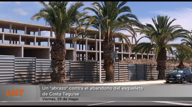Un "abrazo" contra el abandono del esqueleto de Costa Teguise