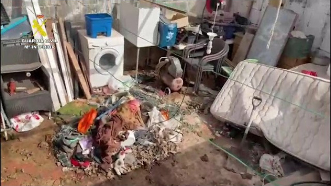 Esconde a sus perros que hirieron a una mujer y mataron a su mascota