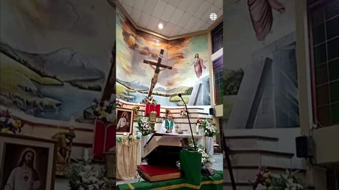 Drama en la iglesia: un cruz aplasta a un cura mientras daba misa