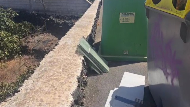 Un vecino deja una "carta" en la basura