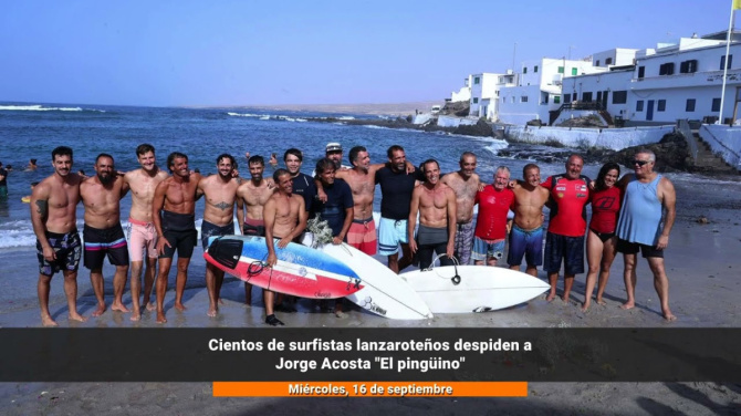 Cientos de surfistas lanzaroteños despiden a Jorge Acosta "El Pingüino"