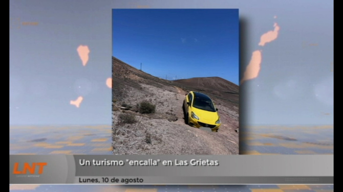 Un turismo "encalla" en Las Grietas Un turismo "encalla" en Las Grietas
