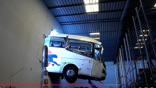 Así se produjo el accidente de la guagua que se estrelló contra una nave