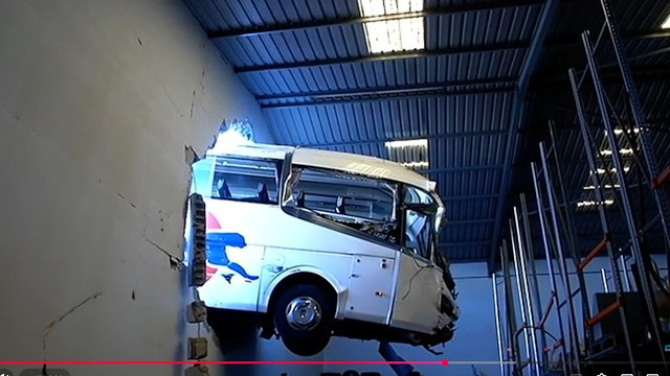 Así se produjo el accidente de la guagua que se estrelló contra una nave