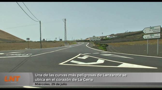 Una de las curvas más peligrosas de Lanzarote se ubica en el corazón de La Geria Una de las curvas más peligrosas de Lanzarote se ubica en el corazón de La Geria