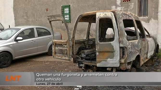 Queman una furgoneta y arremeten contra otro vehículo