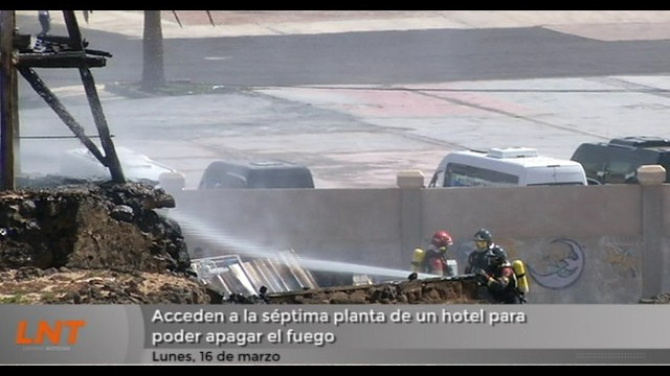Acceden a la séptima planta de un hotel para apagar un incendio en Costa Teguise